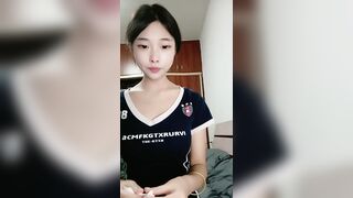 极品大学生白丝露脸激情大秀，在狼友的调教下脱光光展示，揉奶玩逼看特写，完美好身材淫声荡语精彩又刺激