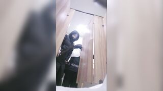 桌游店女厕全景偷拍馒头穴小妹憋尿 裤子还没脱下就喷出强压水柱.