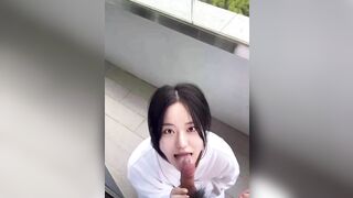 极品反差婊 与极品美人在楼道野战，比耶吃鸡，实在是太清纯太骚了，口爆吞精，刺激非凡