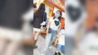 【KFC】短裙靓女和男友逛街。白色半透明蕾丝内内前后CD.