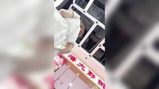 美女学生妹和妈妈逛街，蕾丝半透明内内，翘屁股CD