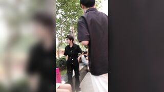 高颜值逆天长腿蓝色连衣短裙不穿安全裤的骚货美女被CD窄内