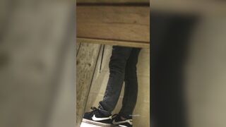 -超牛逼  狗男女厕所做爱被旁边蹲位拍下，拉个屎还要受点来自于狗那女的暴击，艹