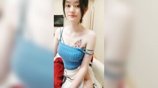 胸前花纹身新来小少妇扭动细腰自慰诱惑 ，拿出振动棒站立磨穴 ，搞得很想要后入抽插 ，张开双腿近距离特写