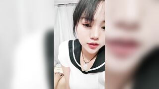 清纯甜美巨乳妹子在化妆被男友捏奶子 ，撩起裙子就要后入 ，扶着大屁股抽插 ，两个大奶子晃动骑乘套弄-1