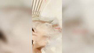 挑逗内心最深处的欲望！OnlyFans极品网红模特 Tharinton绝美花瓣浴诱惑！唯美和性欲融为一体3