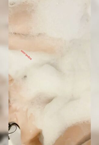 挑逗内心最深处的欲望！OnlyFans极品网红模特 Tharinton绝美花瓣浴诱惑！唯美和性欲融为一体3