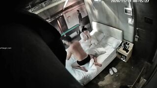 酒店偷拍情侣开房打炮纪实，韵味御姐趴在床上等着男友啪，男友磨磨唧唧地准备了很久，居然不给力 几分钟就缴枪了 失望啊