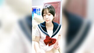 清纯乖巧邻家妹妹新买的学生制服 ，穿上给大家看 ，撩起里面穿着连体内裤 ，掰开粉穴特写 ，手指扣入表情很享受