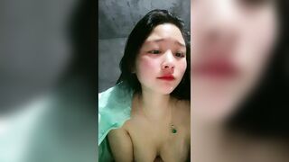 环境简陋难得一见粉穴美妞，今日秀钻被窝特写干净美穴，从下往上视角 ，摸几下就出水，乳晕也是分红色 ，搞得满脸潮红