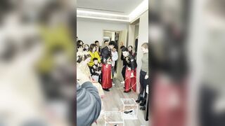 【极品稀缺 新娘伴娘】情趣婚纱孕拍哺乳私密照+婚礼闹洞房+恶整新郎新娘结婚典礼 女人最美的一刻 高清720P版 (13)