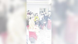 【极品稀缺 新娘伴娘】情趣婚纱孕拍哺乳私密照+婚礼闹洞房+恶整新郎新娘结婚典礼 女人最美的一刻 高清720P版 (13)