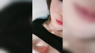 【颜值区酒窝美女转黄播】刚下海小尺度 ，露奶子极品翘臀 ，聊聊天看看骚逼 ，脱下内裤特写掰穴 ，看完美女去睡觉