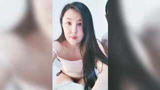 微胖丰满韵味少妇啪啪女上位无套操穴，半老徐娘很有味道，最后边打飞机一边深喉口爆一嘴