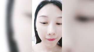 【170CM超棒身材美妞】白皙大长腿，无毛肥穴冷艳美女，房间全裸自摸，近距离视角看穴，摆弄各种姿势，你们喜欢吗