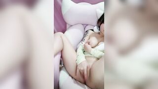 【明星颜值19岁无敌美妞】清纯长相 ，爆乳D罩杯，一线天粉穴，越来越骚，手指磨蹭骚逼 ，高潮出水 ，浪叫呻吟骚话