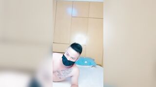 美乳学妹露脸看着清纯没想到这么骚，激情3P伺候两个小哥哥，轮着口交大鸡巴让小哥各种体位蹂躏爆草吃奶舔逼