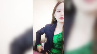 网咖女神重出江湖，再现网咖厕所全裸自慰，四个手指抠逼跳蛋刺激豆豆